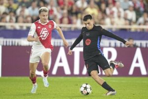 Duel Vanderson dan Lamine Yamal dalam laga AS Monaco vs Barcelona di Liga Champions 2024/2025, Jumat (20/9/2024) dini hari WIB. (c) AP Photo/Laurent Cipriani