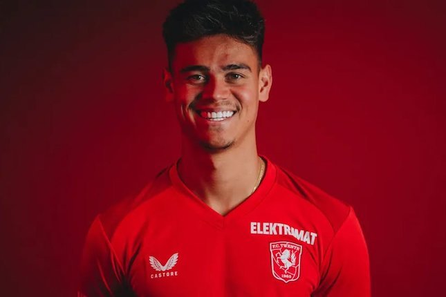 Mees Hilgers Belum Debut, Tapi Sudah Punya Julukan Baru beberapa hari resmi menjadi Warga Negara Indonesia (WNI), Mees Hilgers langsung merasakan sambutan hangat dari rekan-rekan di skuad Timnas Indonesia. Meski belum sekalipun turun di lapangan dengan seragam Merah Putih, pemain bertahan ini sudah mendapat julukan unik dari sesama pemain, Rizky Ridho: El Nyengir.