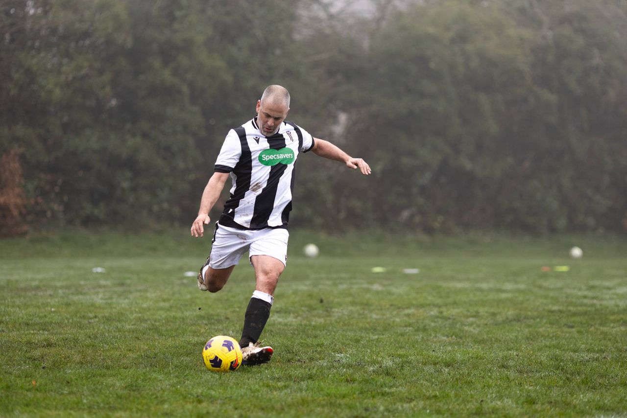 Joe Cole beraksi di Liga Minggu bersama Warley FC