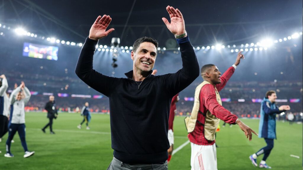 Penggemar Arsenal menyaksikan pertandingan Liga Champions