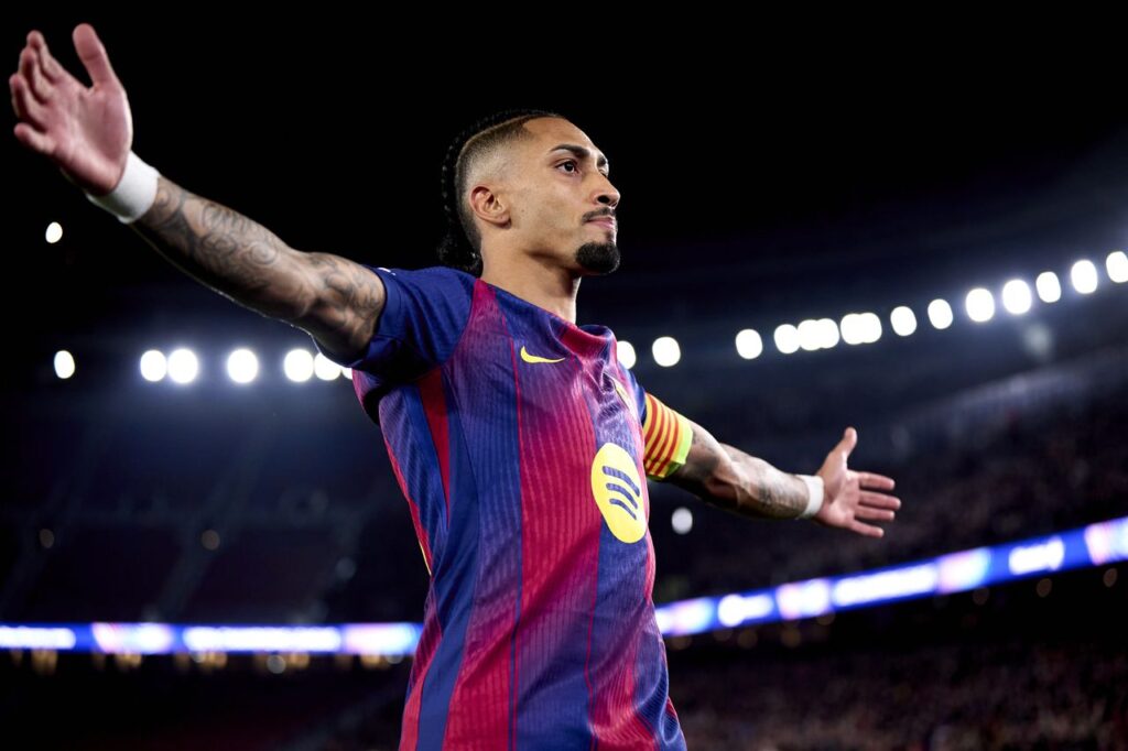 Barcelona mengenakan jersey berbeda di El Clasico untuk promosi artis