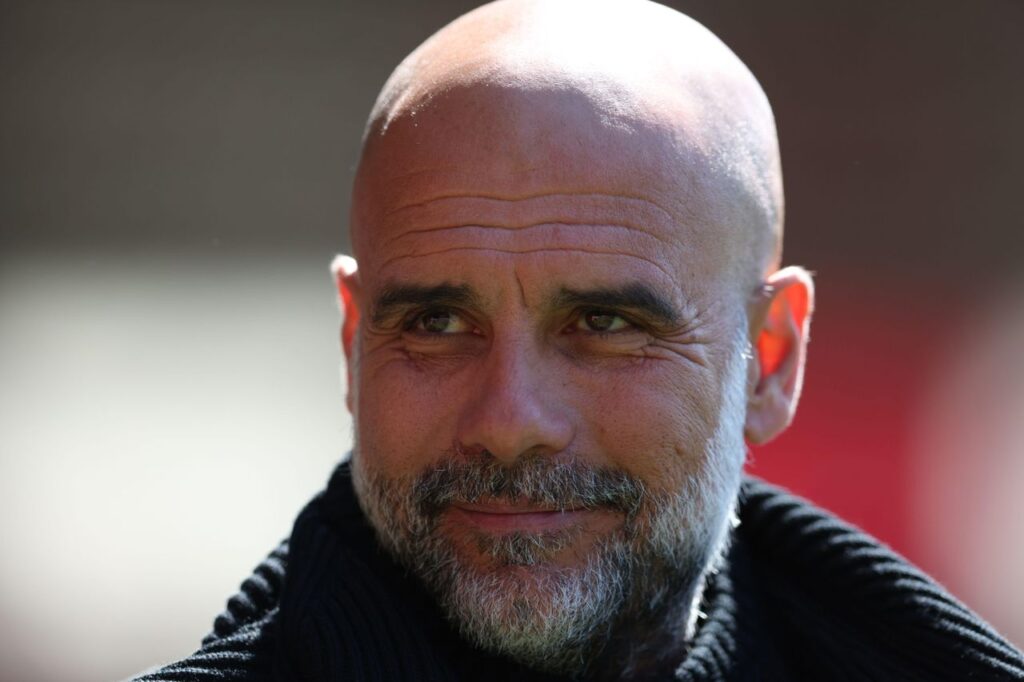 Pep Guardiola berbicara kepada pemain Crystal Palace setelah kemenangan Manchester City